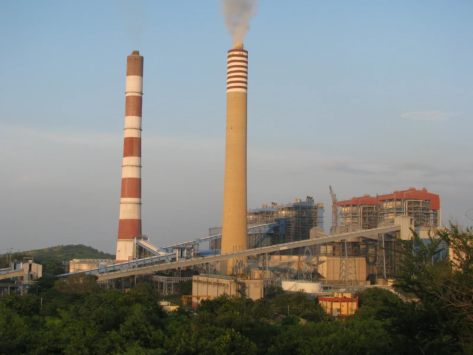 굴뚝과 건물, 연료 이송 설비가 함께 보이는 NTPC 화력발전소